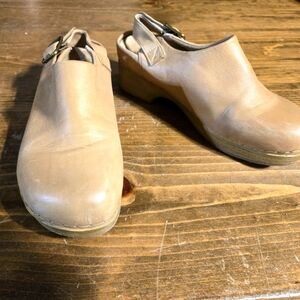 Bella Vita Tan Clogs with Chunky Heel Size 7